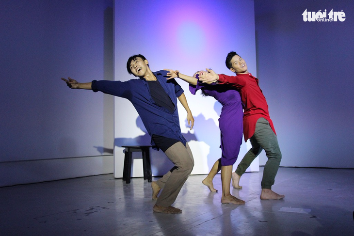 John Huy Trần và các học trò lần đầu cùng múa Between Us - Ảnh 4.