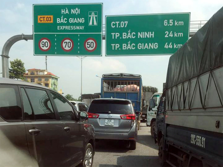 Cao tốc Hà Nội - Bắc Giang ách tắc vì giá treo biển báo bị kéo đổ - Ảnh 1.