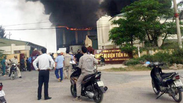 Cháy lớn tại công ty sản xuất thiết bị điện trong KCN Tiền Hải - Ảnh 1.