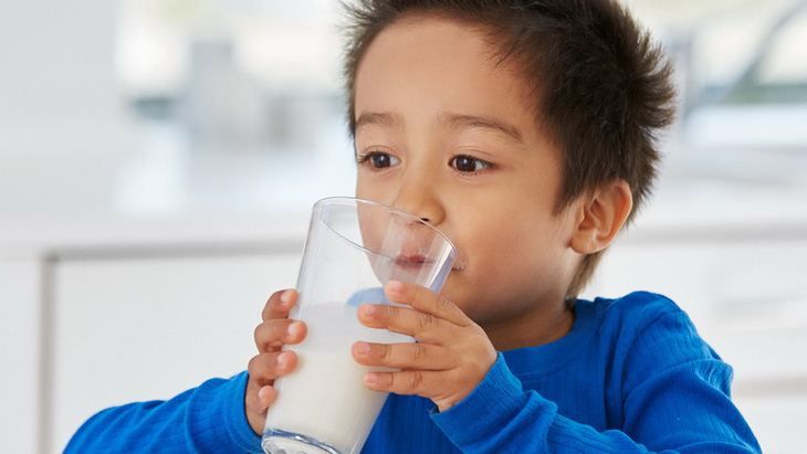 Phòng giáo dục ra chỉ tiêu 60% học sinh phải uống sữa - Ảnh 1.