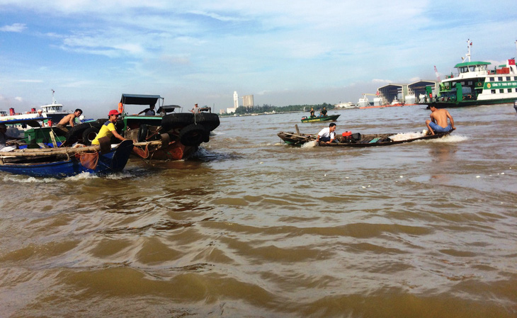 Container cá rơi sông sau va chạm tàu, người dân tranh thủ vớt - Ảnh 1.