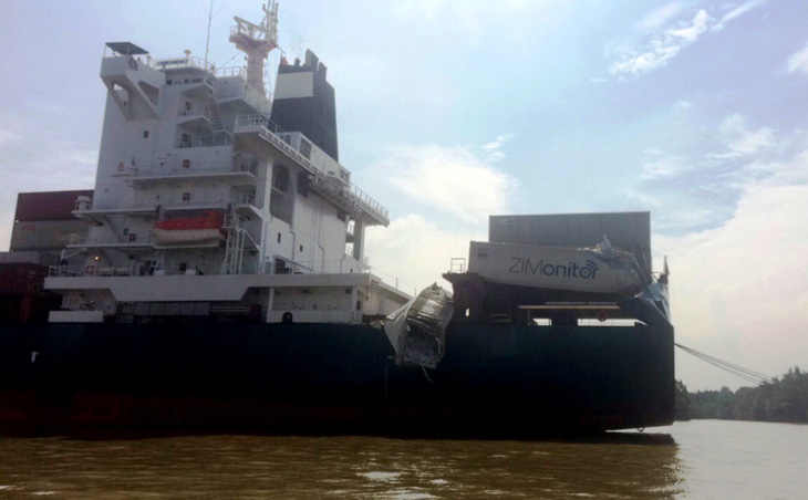 Container cá rơi sông sau va chạm tàu, người dân tranh thủ vớt - Ảnh 2.