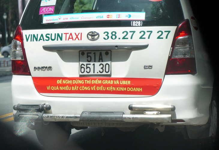 Thấy gì từ biểu ngữ vì quá nhiều bất công của taxi Vinasun? - Ảnh 1.