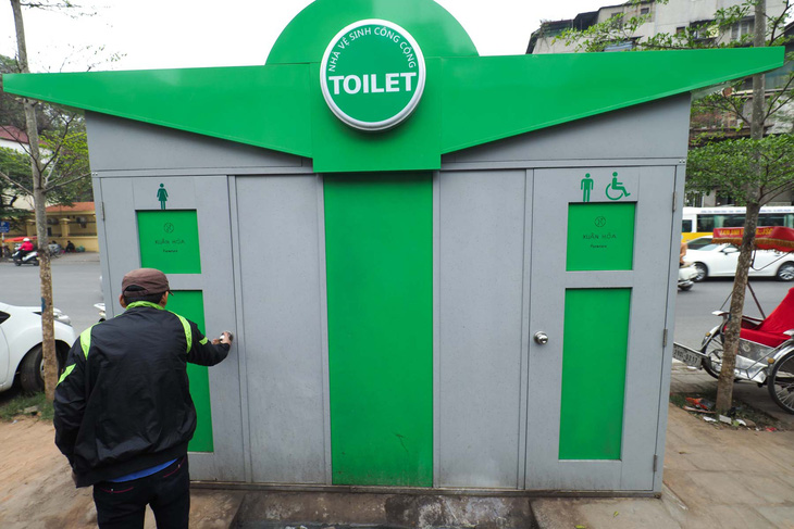 Hà Nội: Hàng chục toilet công cộng mới hoạt động đã bí bét - Ảnh 1.