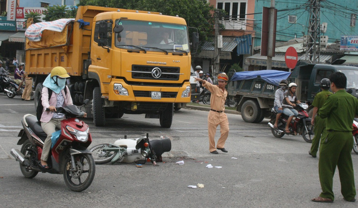 Cán bộ ngồi ôtô cũng không dám đi gần xe ben - Ảnh 1.