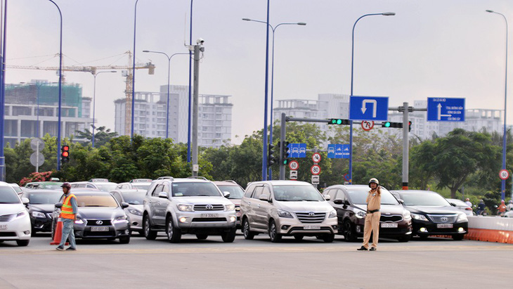 Hầm Thủ Thiêm kẹt cứng, điều tiết xe máy chạy vào làn ôtô - Ảnh 1.