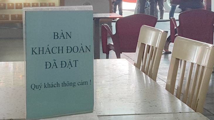 Bàn khách đoàn đã đặt, ghi vậy có ý gì? - Ảnh 1.