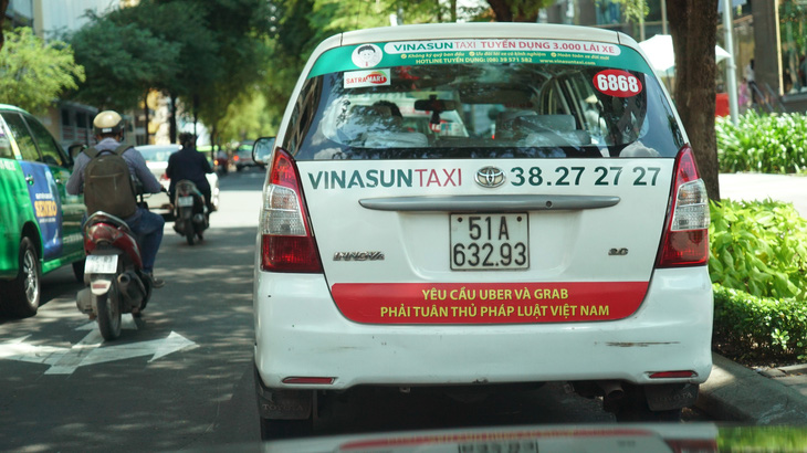 Vinasun sẽ tháo khẩu hiệu phản đối Uber - Grab ngay hôm nay - Ảnh 1.