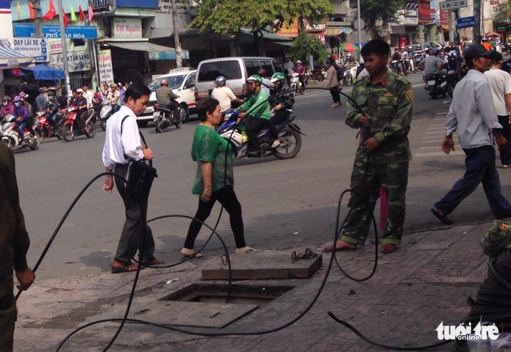 Nguy hiểm vì hố chôn cáp ngầm - Ảnh 1.
