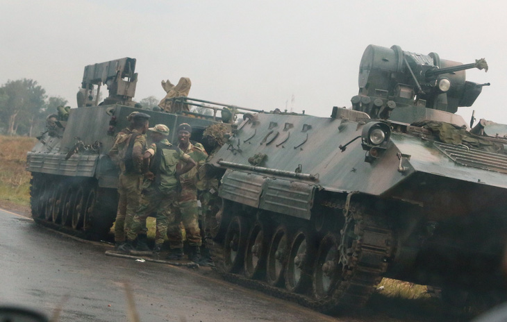 Tổng thống già muốn độc quyền, bị quân đội Zimbabwe quản thúc - Ảnh 7.