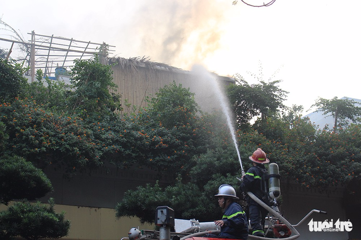 Bộ đội cùng cứu hỏa dập đám cháy quán cà phê ở Hà Nội - Ảnh 7.