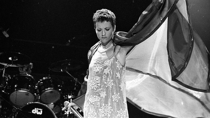 Ca sĩ Dolores O’Riordan đột ngột qua đời ở tuổi 46 - Ảnh 2.