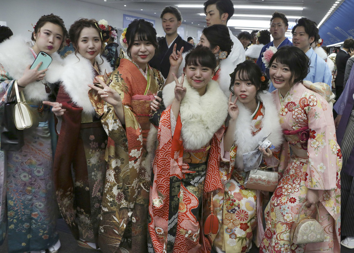 Thiếu nữ Nhật rạng rỡ kimono trong lễ trưởng thành - Ảnh 1.