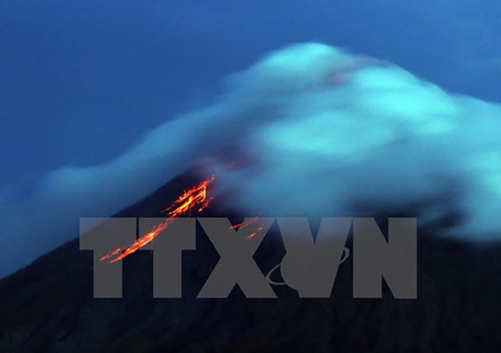 Núi lửa Mayon phun trào dữ dội - Ảnh 1.
