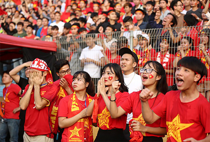TP.HCM lắp hơn 10 màn hình Led cho dân xem trận chung kết U23 Việt Nam - Ảnh 1.