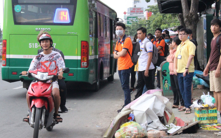 Sài Gòn rác bủa vây khắp nơi