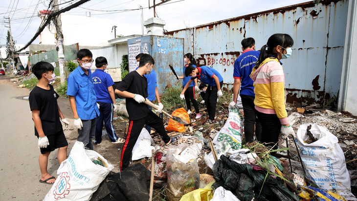 Thay phạt tiền bằng phạt dọn rác - Ảnh 1.