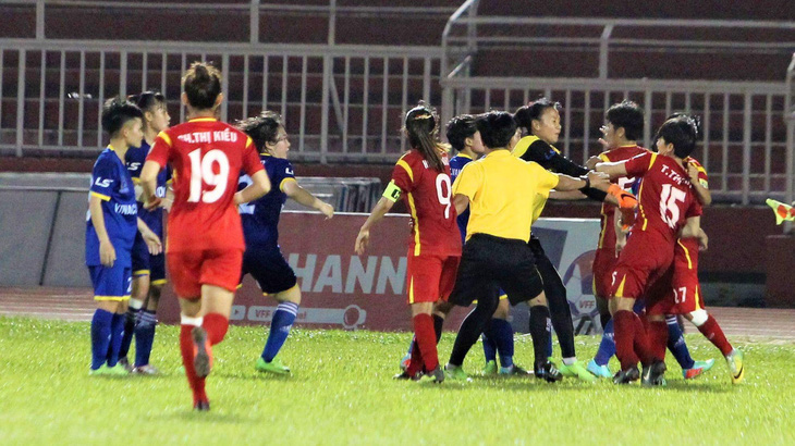 6 cầu thủ nữ bị cấm thi đấu 5 tháng vì đánh nhau trên sân - Ảnh 1.
