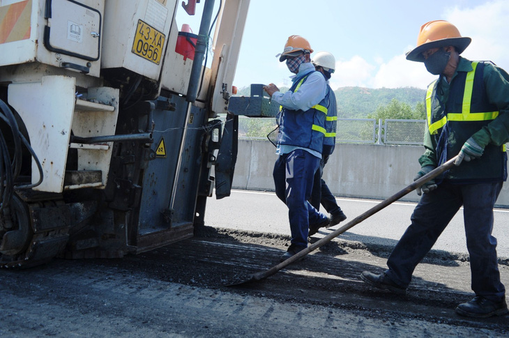 Phát hiện vết dầu loang trên đường cao tốc Đà Nẵng - Quảng Ngãi - Ảnh 4.