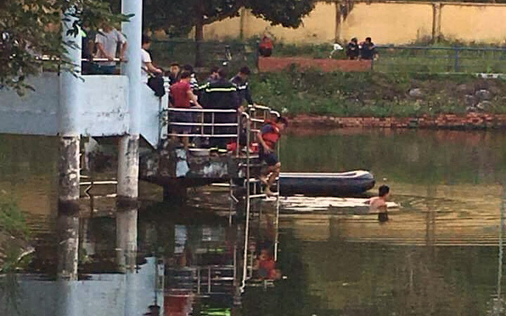 Lật thuyền trên hồ, 2 thiếu niên chết đuối thương tâm