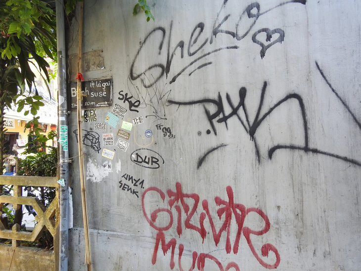 Tường vàng xưa Hội An đang bị graffiti băm nát - Ảnh 1.