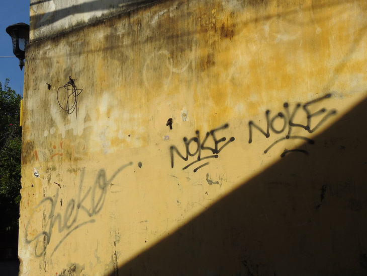 Tường vàng xưa Hội An đang bị graffiti băm nát - Ảnh 2.
