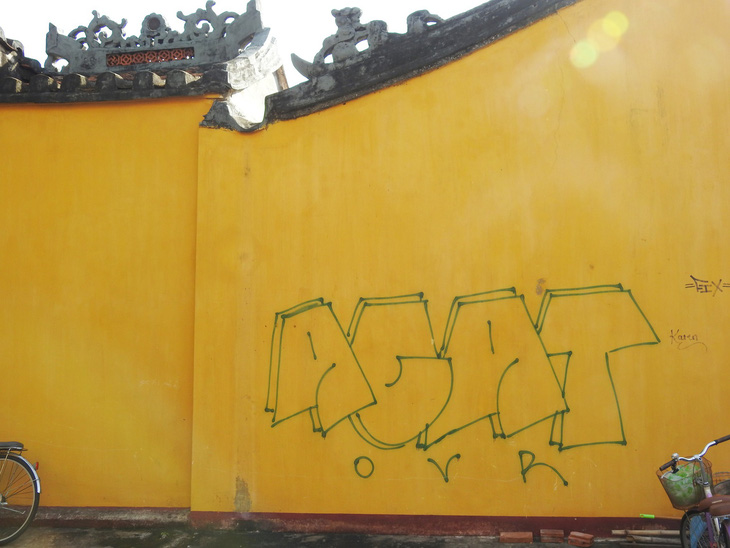 Tường vàng xưa Hội An đang bị graffiti băm nát - Ảnh 4.