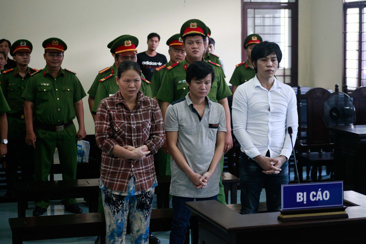 Ba công nhân Công ty Pouyuen Việt Nam ném đá cảnh sát cơ động lãnh án tù - Ảnh 1.