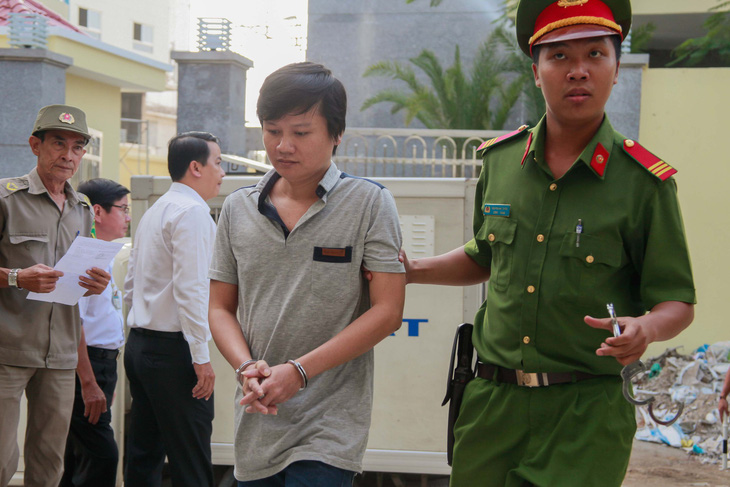 Ba công nhân Công ty Pouyuen Việt Nam ném đá cảnh sát cơ động lãnh án tù - Ảnh 2.