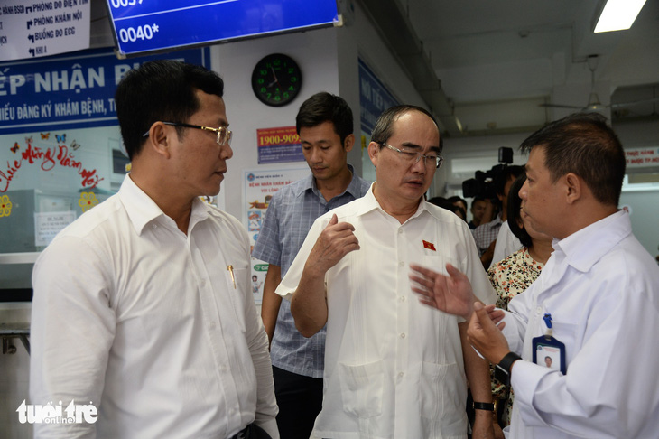 Bí thư Nguyễn Thiện Nhân thăm người dân quận 4, quận 2 - Ảnh 1.
