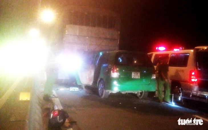 Taxi đâm vào xe tải dừng trên cầu Cần Thơ, 3 người chết tại chỗ