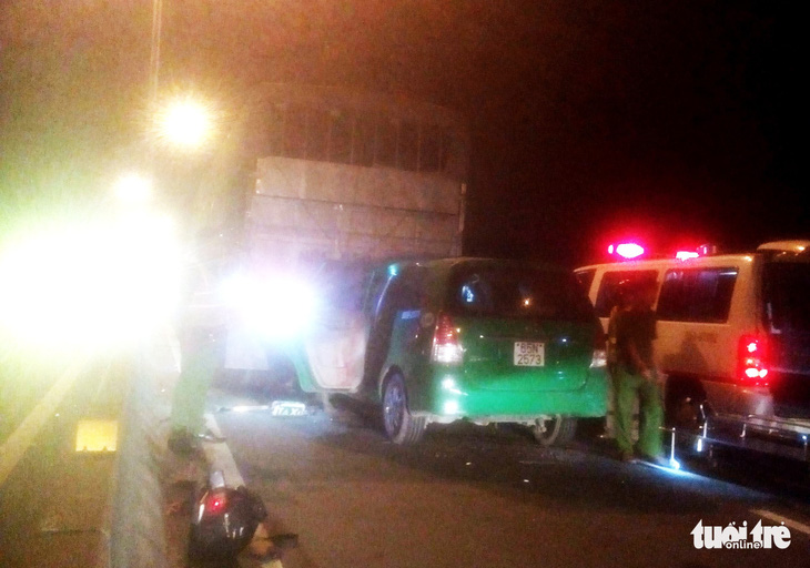 Taxi đâm vào xe tải dừng trên cầu Cần Thơ, 3 người chết tại chỗ - Ảnh 1.