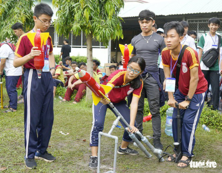 Gần 900 học sinh tranh tài bắn tên lửa nước - Ảnh 1.