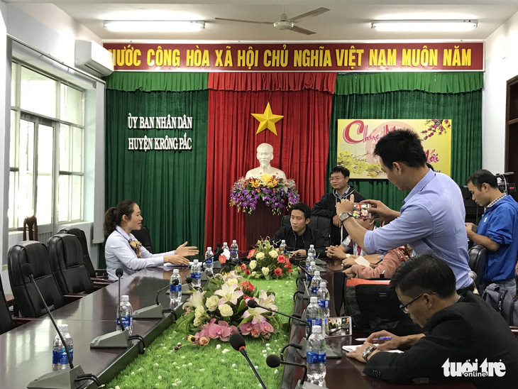 Huyện Krông Pắk hứa tìm việc cho hơn 500 giáo viên bị cắt hợp đồng - Ảnh 4.