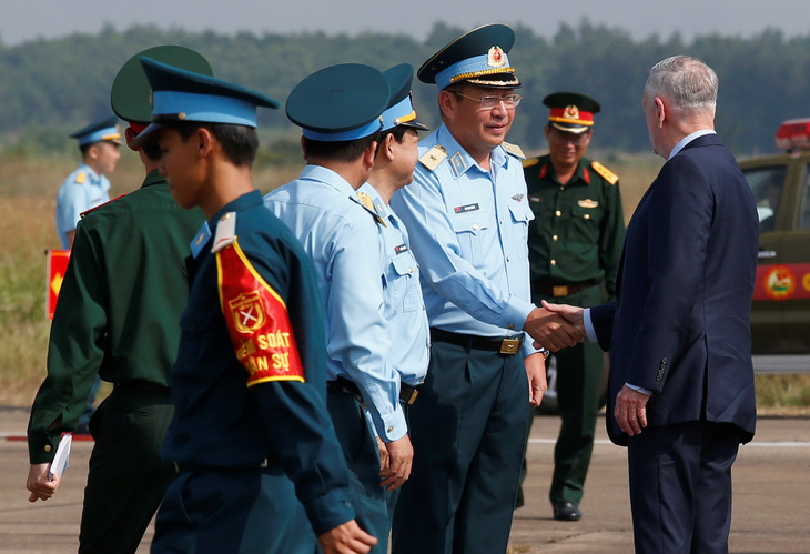 Bộ trưởng Quốc phòng Mỹ thăm sân bay Biên Hòa - Ảnh 2.