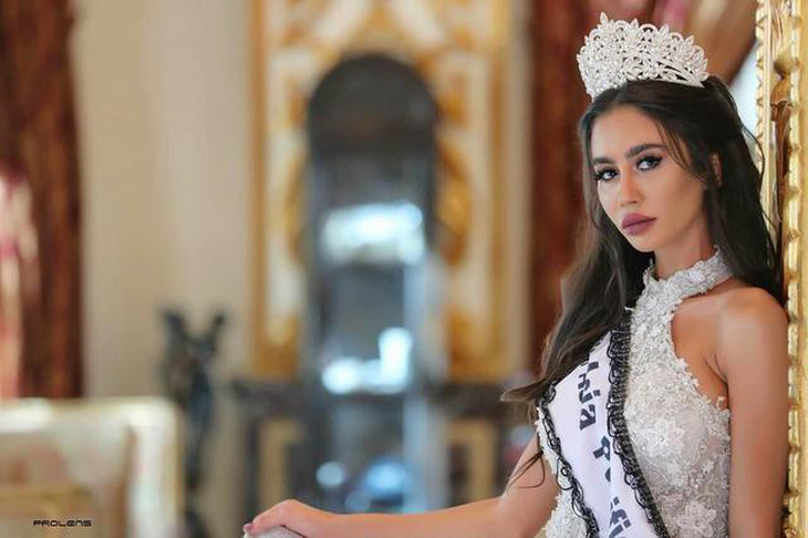 Hoa hậu Trái đất Lebanon bị tước vương miện vì chụp ảnh với hoa hậu Israel - Ảnh 2.