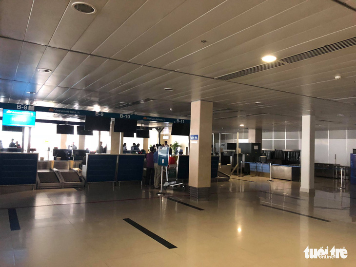 Sân bay Tân Sơn Nhất bị mất điện do chuyển đổi nguồn - Ảnh 2.