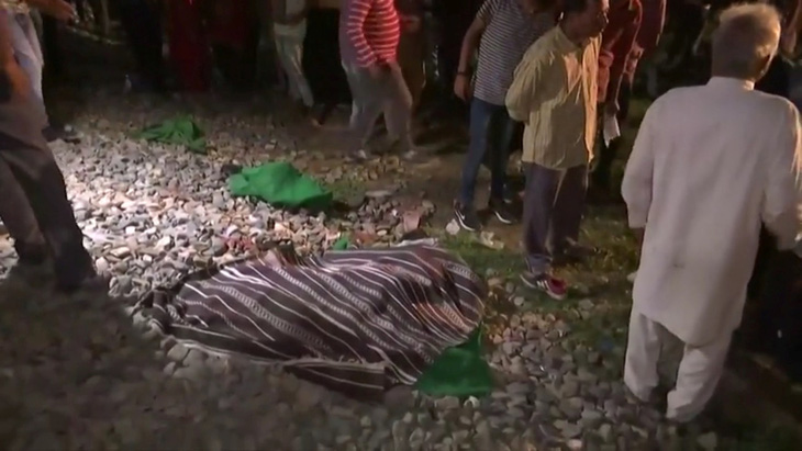 Ấn Độ: Đi dự lễ hội bị tàu hỏa tông, ít nhất 50 người chết - Ảnh 1.