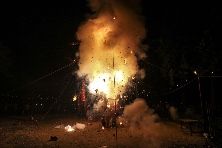 Ấn Độ: Đi dự lễ hội bị tàu hỏa tông, ít nhất 50 người chết - Ảnh 3.