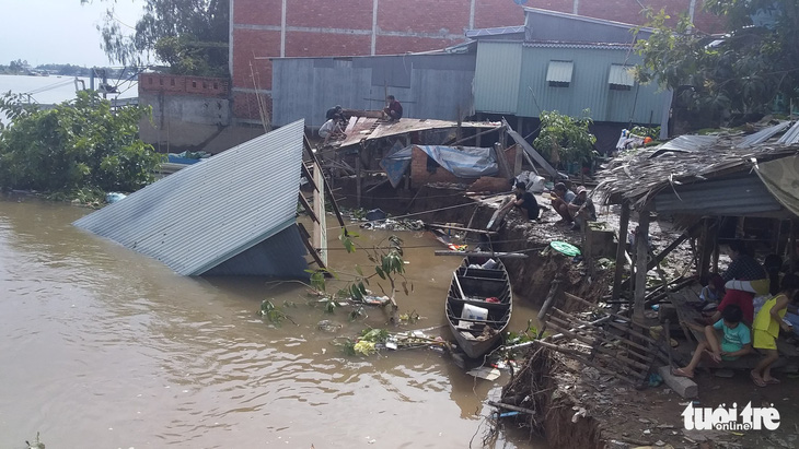 Sạt lở ở An Giang, 2 căn nhà sụp xuống sông - Ảnh 1.