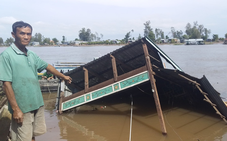 Sạt lở ở An Giang, 2 căn nhà sụp xuống sông
