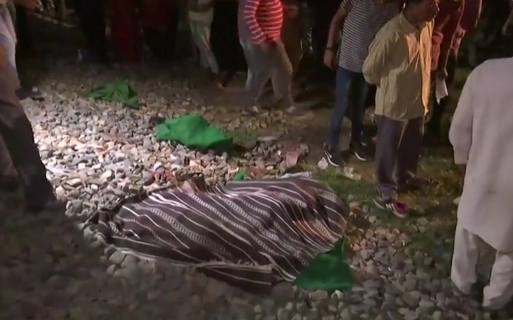 Ấn Độ: Đi dự lễ hội bị tàu hỏa tông, ít nhất 50 người chết
