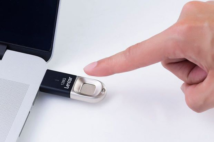 Xuất hiện USB tích hợp công nghệ cảm biến vân tay - Ảnh 1.