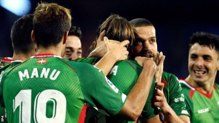 Alaves qua mặt Barcelona và Real Madrid, tạm dẫn đầu La Liga - Ảnh 1.