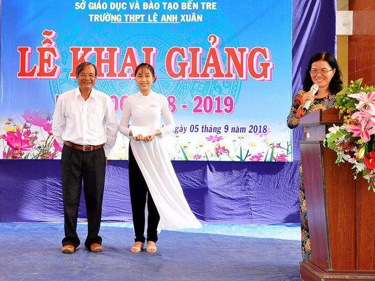 Dạy học bằng cả yêu thương: Cả trường đến với trò nghèo - Ảnh 1.