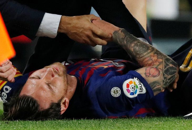 Messi chấn thương nặng, gãy xương cánh tay phải - Ảnh 1.