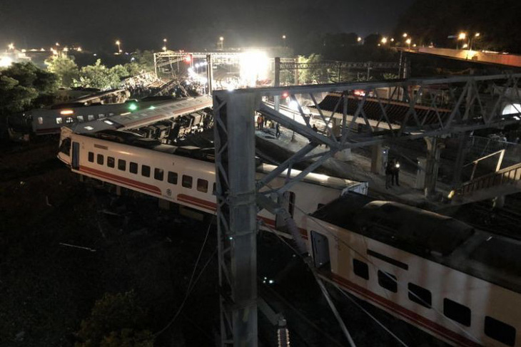 Tàu lửa Đài Loan trật bánh, 18 người chết, hơn 140 người bị thương - Ảnh 1.