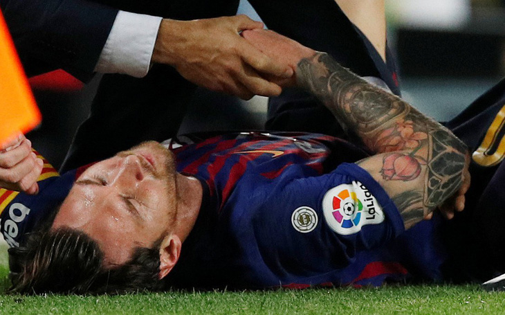 Messi chấn thương nặng, gãy xương cánh tay phải
