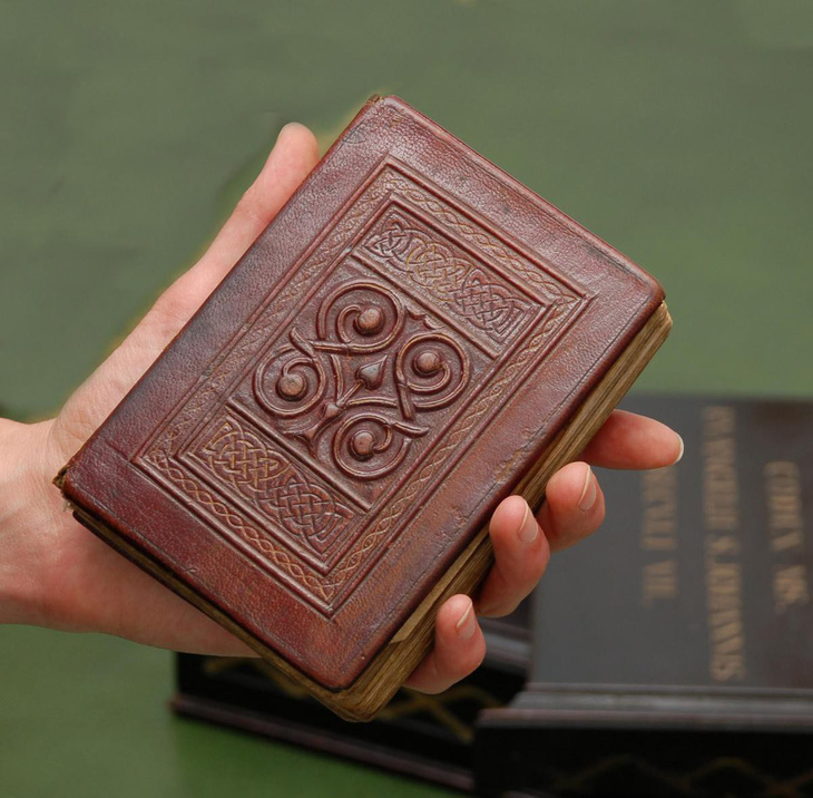 Thư viện Anh sẽ trưng bày Phúc âm John, cuốn sách 1.300 tuổi - Ảnh 1.