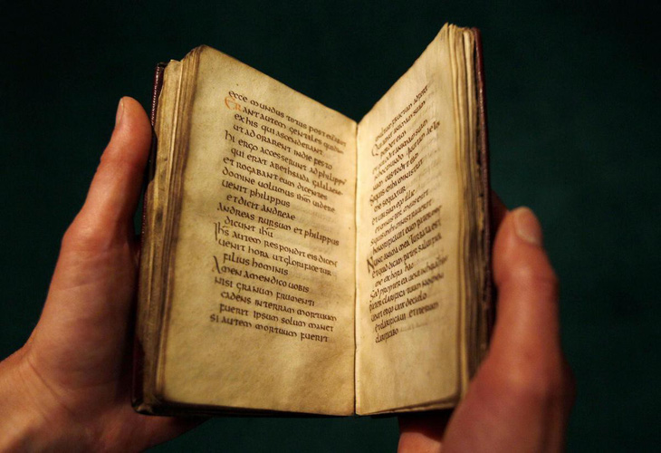 Thư viện Anh sẽ trưng bày Phúc âm John, cuốn sách 1.300 tuổi - Ảnh 2.